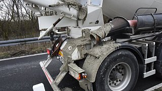 Betonlaster verliert in Schloß Holte seine Ladung