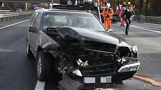 Lkw kippt auf der Autobahn 2 um