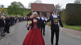 Warburg: Die Warburger Schützen und Regenten feiern beim Stadtschützenfest in Calenberg ihr Stadtschützenkönigspaar Rainer und Bärbel Schnückel