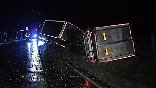 Lkw mit Puten kippt in Lintel in einen Straßengraben