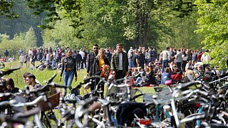 Gütersloh: Gütersloher feiern am 1. Mai - unter den Augen der Polizei