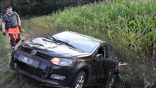Auto überschlägt sich an Avenwedder Straße im Graben