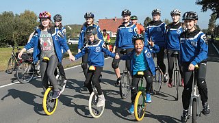 Radler und Jogger erobern autofreie Bundesstraße 61
