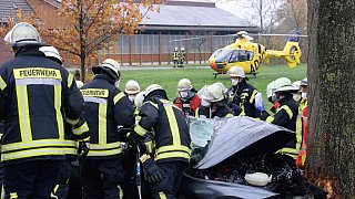 Junge Männer werden bei Unfall lebensgefährlich verletzt
