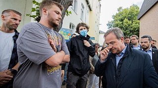 Laschet unter Druck: Hochwasser-Betroffene beklagen Versagen