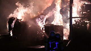 Scheunenbrand vernichtet Hunderte Strohballen - Warn-App ausgelöst