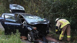 Autofahrerin wird bei Unfall eingeklemmt