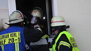 Feuerwehr löscht Wohnungsbrand in Verl