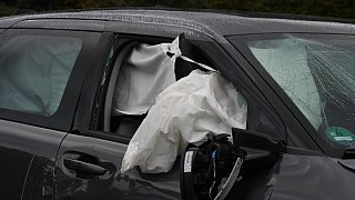 Pkw fährt bei Gütersloh in Absicherungsanhänger der Autobahnmeisterei