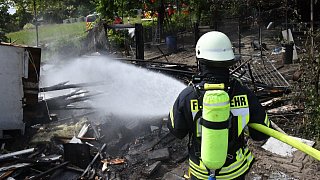 Stall für Hühner und Enten brennt in Gütersloh