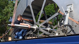 Paderborn: Einbau des Wasserrades im Paderquellgebiet