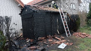 Gartenhaus steht in Flammen - etliche Notrufe bei der Feuerwehr