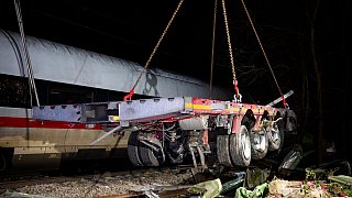 ICE stößt in Hamburg mit Sattelzug zusammen