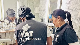 Zwei Bielefelder Reinigungskräfte bei der Arbeit
