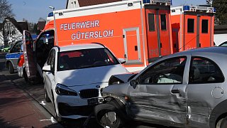Drei Verletzte bei Unfall auf der Kahlertstraße in Gütersloh