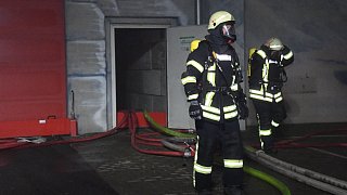 Styropor brennt in einer Gütersloher Lagerhalle