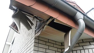 Gartenhaus steht in Flammen - etliche Notrufe bei der Feuerwehr