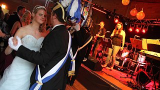 Warburg: Die Warburger Schützen und Regenten feiern beim Stadtschützenfest in Calenberg ihr Stadtschützenkönigspaar Rainer und Bärbel Schnückel