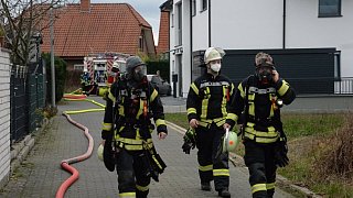 Gartenhaus steht in Flammen - etliche Notrufe bei der Feuerwehr