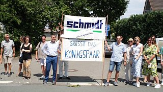 Schützenfest in Daseburg: Teilnehmer und Gäste strahlen mit der Sonne um die Wette.
