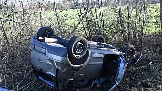 Auto überschlägt sich nach Zusammenstoß - drei Verletzte