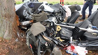 Junge Männer werden bei Unfall lebensgefährlich verletzt