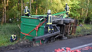 Schloß Holte-Stukenbrock: Tausende Hühner sterben bei Unfall auf der A33
