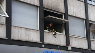Feuerwehr löscht Zimmerbrand in Gütersloh
