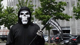 PETA-Aktivisten demonstrieren vor dem Fleischwerk Tönnies in Rheda