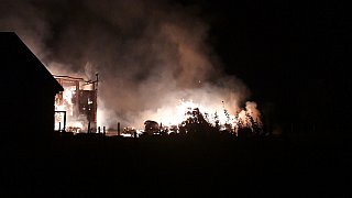 Scheunenbrand vernichtet Hunderte Strohballen - Warn-App ausgelöst