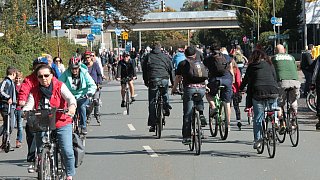 Radler und Jogger erobern autofreie Bundesstraße 61
