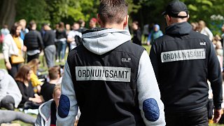 Gütersloh: Gütersloher feiern am 1. Mai - unter den Augen der Polizei