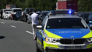 Sportwagen überschlägt sich auf der A2 bei Gütersloh