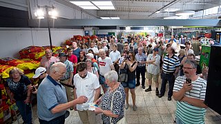 Herford: Autogrammstunde mit Schlagersängerin Beatrice Egli
