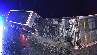 Lkw mit Puten kippt in Lintel in einen Straßengraben