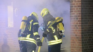 Feuerwehr muss Garagenbrand in Rheda-Wiedenbrück löschen