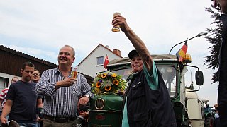 Lauenförde: Die Lauenförder begrüßen ihren Weltenbummler mit dem Trecker, Winfried Langner.