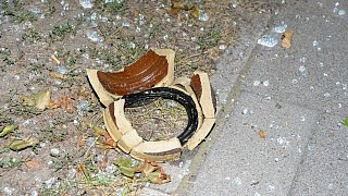 BMW prallt in Gütersloh gegen Buswartehäuschen