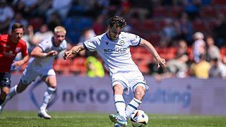 Arminia Bielefeld schlägt Unterhaching mit 2:1 und ist Tabellenführer. Der Aufstieg steht bereits fest.