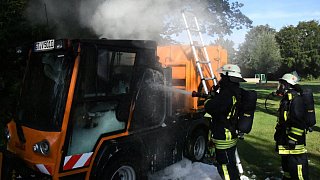 Verl: Großflächen-Rasenmäher gerät in Brand