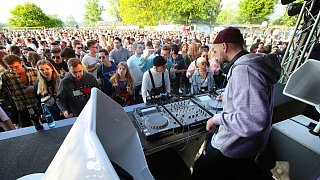 Gütersloh: Gütersloher feiern am 1. Mai - unter den Augen der Polizei