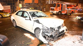 Gütersloh: Rettungswagen stößt mit Taxi zusammen und kippt um
