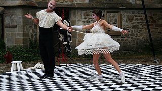 Theater mit Zirkuselementen