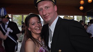 Warburg: Die Warburger Schützen und Regenten feiern beim Stadtschützenfest in Calenberg ihr Stadtschützenkönigspaar Rainer und Bärbel Schnückel