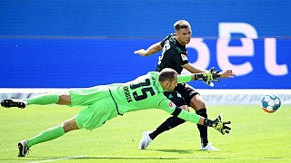 Regensburg bezwingt Schalke - KSC mit Remis gegen Bremen