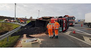 Lkw kippt auf der Autobahn 2 um