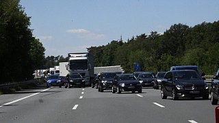 Sportwagen überschlägt sich auf der A2 bei Gütersloh