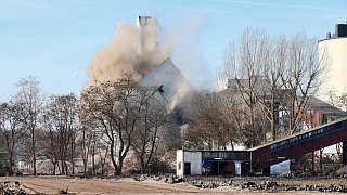 Gütersloher Abrissunternehmer Hagedorn sprengt Kraftwerk Knepper im Ruhrgebiet
