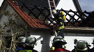 Feuerwehr löscht brennende Garage in Wiedenbrück