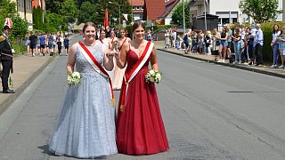 In Willebadessen werden die beiden Königspaare mit viel Beifall gefeiert.